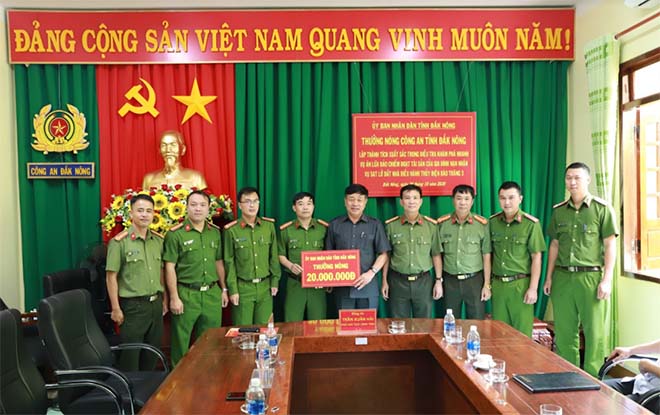 Trao thưởng Công an tỉnh Đắk Nông vì khám phá nhanh vụ lừa đảo - Ảnh minh hoạ 2