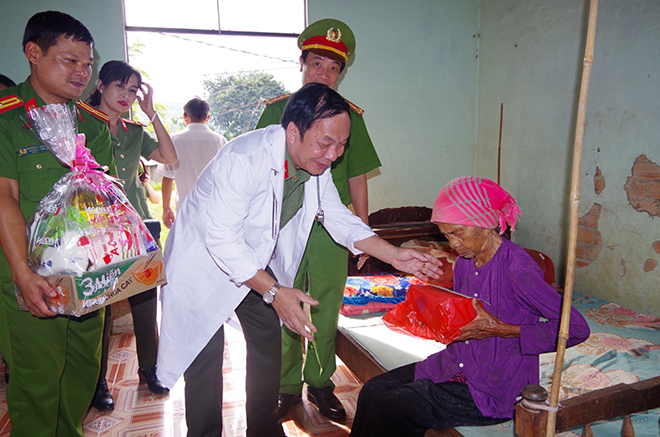 Bệnh viện 19-8 khám bệnh, trao quà cho đồng bào nghèo Tây Nguyên