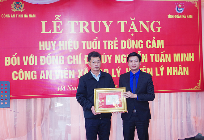 Truy tặng Đại úy Nguyễn Tuấn Minh Huy hiệu “Tuổi trẻ dũng cảm