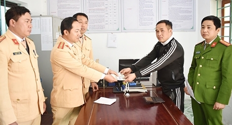 Công an huyện Kim Sơn trao trả tài sản cho người bị mất