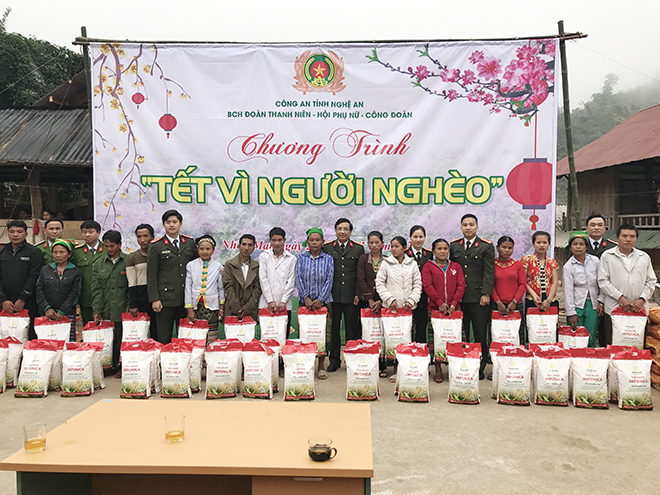 Công an Nghệ An trao tặng 7 tấn gạo tại huyện Tương Dương