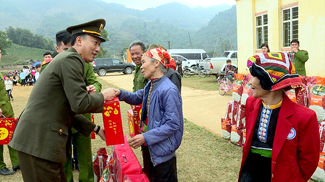 Trao 100 suất quà Tết cho nhân nhân xã Song Khủa, huyện Vân Hồ, tỉnh Sơn La - Ảnh minh hoạ 4
