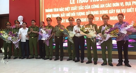 Khen thưởng vụ bắt đối tượng bắn chết 2 người ở Nghệ An