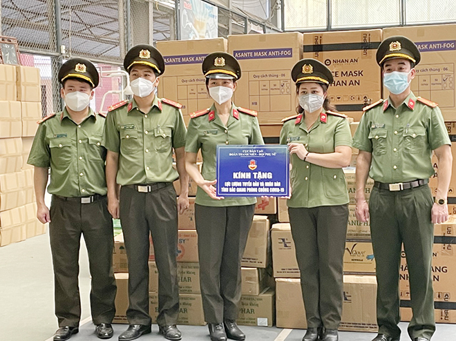 Cục Đào tạo trao quà ủng hộ Công an tỉnh Bắc Giang chống dịch