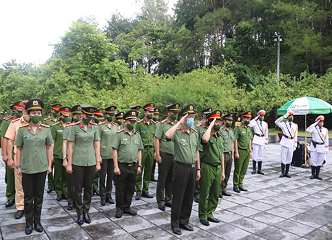 Công an tỉnh Sơn La tổ chức lễ thắp nến tri ân Ngày Thương binh - Liệt sĩ - Ảnh minh hoạ 2