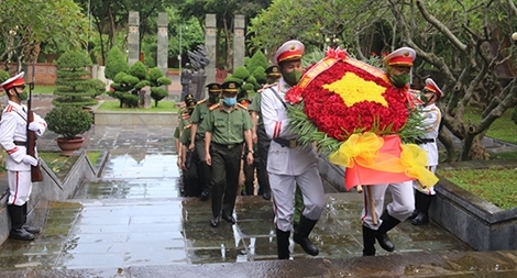 Công an tỉnh Sơn La tổ chức lễ thắp nến tri ân Ngày Thương binh - Liệt sĩ