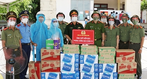 Tặng quà cho chốt kiểm dịch phía Nam của tỉnh Quảng Bình