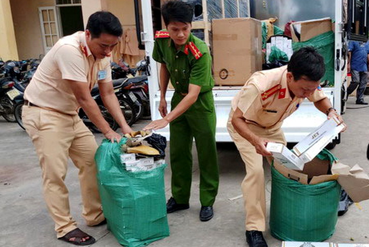 CSGT bắt vụ vận chuyển 11 nghìn gói thuốc lá lậu giả... bánh tráng