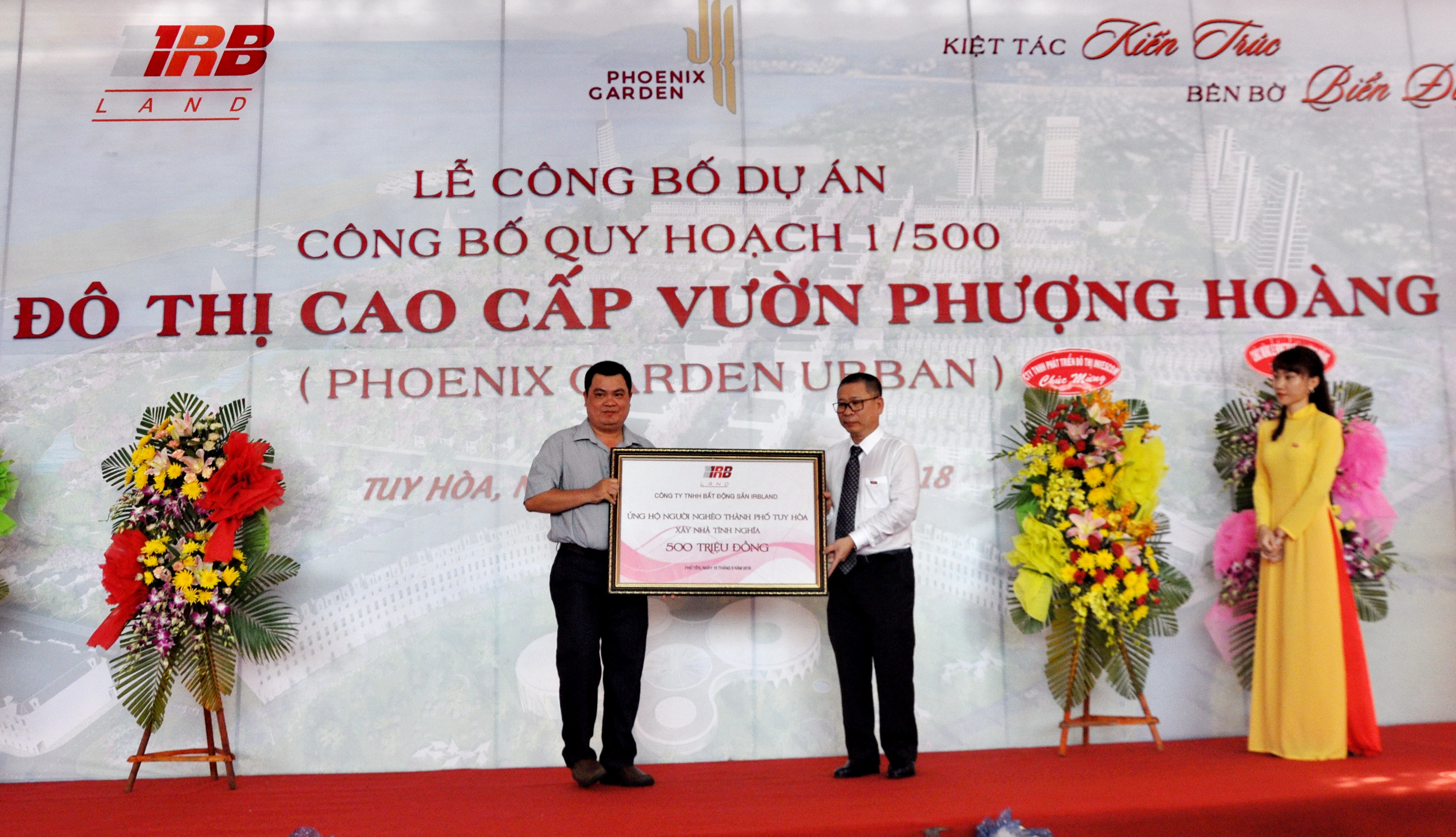 Trao tặng 500 triệu đồng cho UBND TP Tuy Hòa xây nhà tình nghĩa