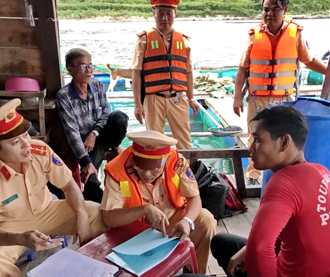 Cảnh sát giao thông thu thập lời khai của thuyền trưởng tàu Phi Long 09 và nhân chứng