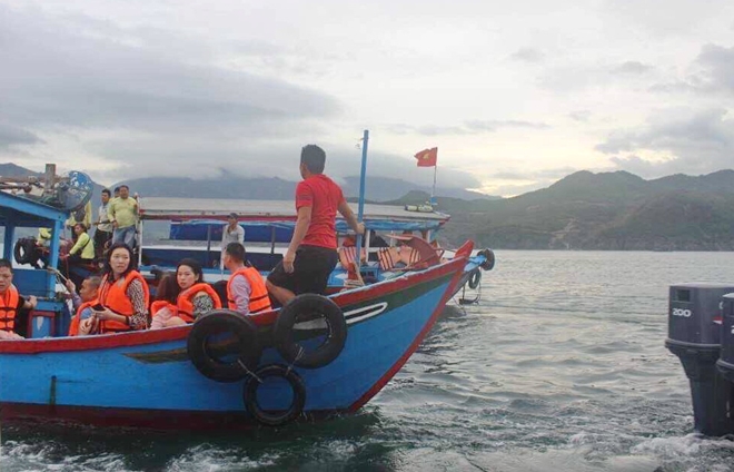 Cảnh sát giao thông cùng một số thuyền trưởng, thuyền viên tàu du lịch cứu vớt người bị nạn đưa vào bờ