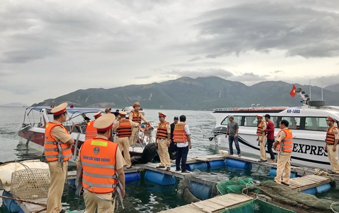 Sau cuộc cứu nạn, Cảnh sát giao thông lên bè nuôi thủy sản ở gần hiện trường để thu thập thông tin vụ việc