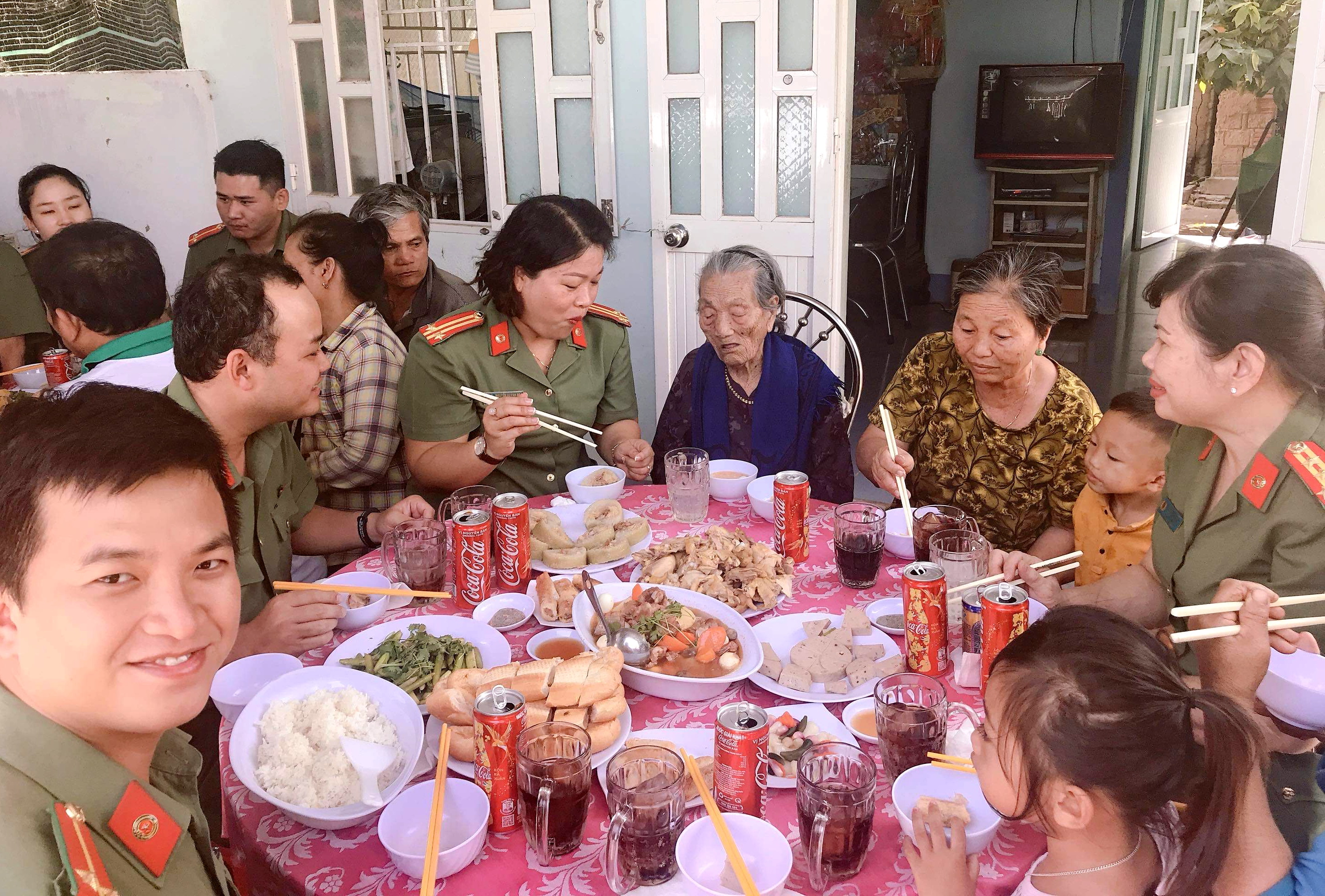 “Bữa cơm tất niên – Ấm tình lòng mẹ” của Tuổi trẻ Công an tỉnh Ninh Thuận