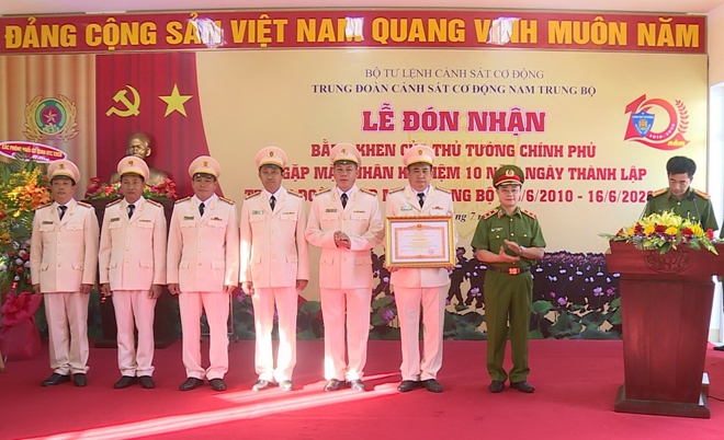 Trung đoàn CSCĐ Nam Trung bộ đón nhận bằng khen Thủ tướng Chính phủ