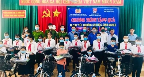 20 chiếc xe đạp tặng học sinh nghèo Phú Yên