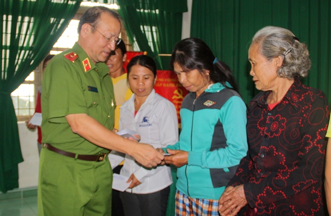 Nghĩa cử những nhà giáo công an với  người dân Khánh Hòa, Phú Yên, Quảng Nam