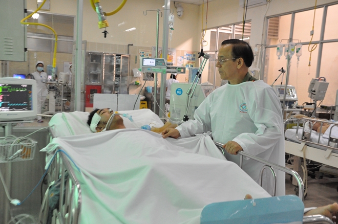 Báo CAND tới thăm, động viên cán bộ Công an bị thương trong vụ nổ ở Đắk Lắk