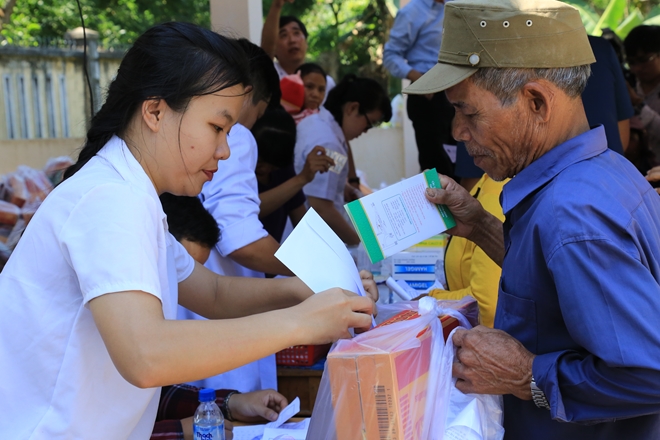 Phát thuốc, tặng quà cho bà con tại 2 xã khó khăn nhất thuộc tỉnh Quảng Ngãi - Ảnh minh hoạ 5