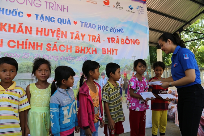 Phát thuốc, tặng quà cho bà con tại 2 xã khó khăn nhất thuộc tỉnh Quảng Ngãi