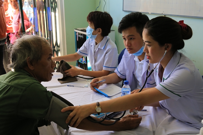 Phát thuốc, tặng quà cho bà con tại 2 xã khó khăn nhất thuộc tỉnh Quảng Ngãi - Ảnh minh hoạ 4