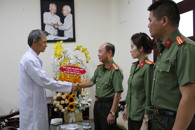 Báo CAND-CQĐD tại TP Hồ Chí Minh chúc mừng ngày Thầy thuốc Việt Nam