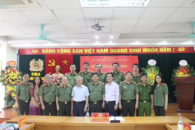 Công an nhân dân học tập, vận dụng Di chúc của Chủ tịch Hồ Chí Minh trong sự nghiệp bảo vệ an ninh trật tự - Ảnh minh hoạ 4