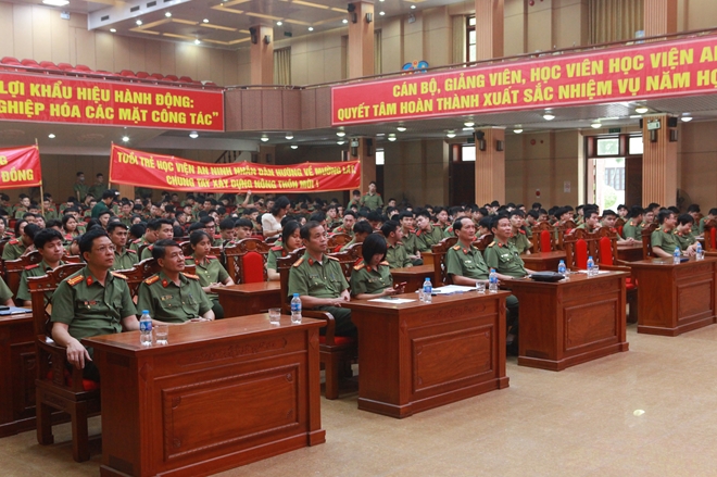 Học viện ANND đưa học viên về hỗ trợ đồng bào tại huyện Mường Lát