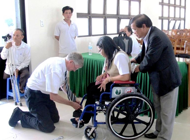 Trao 173 xe lăn, 700 BHYT cho người khuyết tật, bệnh nhân nghèo