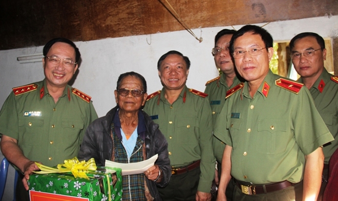 Thứ trưởng Nguyễn Văn Thành thăm, tặng quà cho cán bộ hưu trí khó khăn