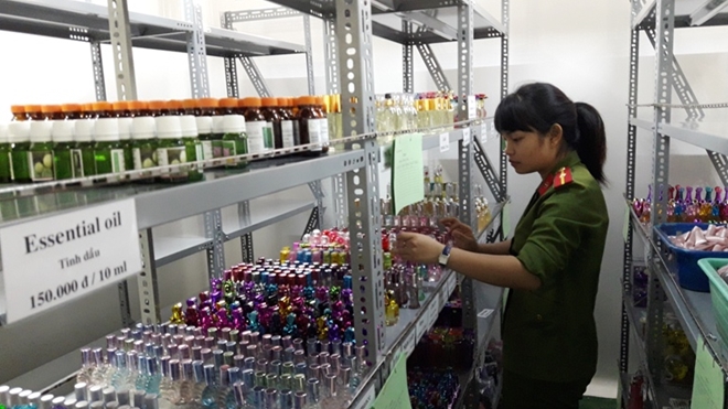 Cảnh sát kinh tế Công an tỉnh Lâm Đồng đang kiểm tra mỹ phẩm, nước hoa của Công ty Cổ phần THA VON