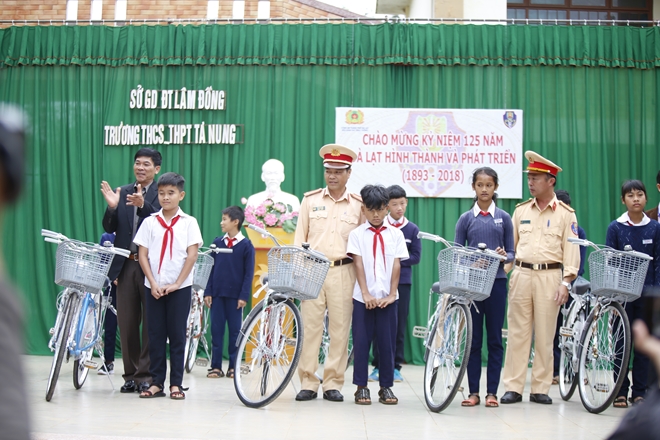 Công an Đà Lạt tặng xe đạp cho học sinh nghèo hiếu học