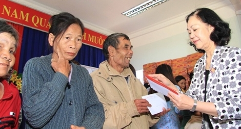 Đồng chí Trương Thị Mai tặng quà Tết cho người nghèo tại Lâm Đồng