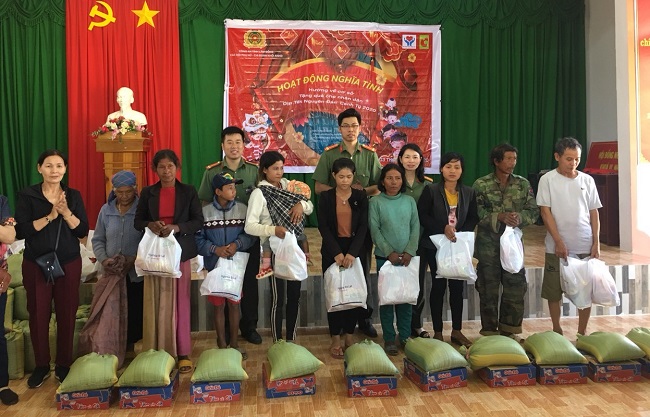 Công an Lâm Đồng tặng giếng nước, quà Tết cho người nghèo