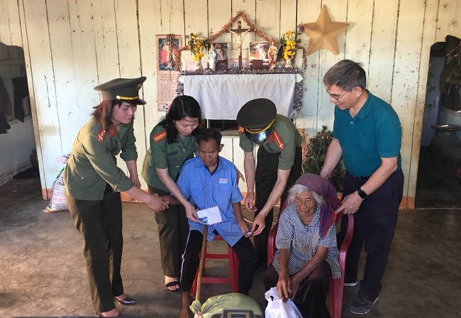 Công an Lâm Đồng tặng giếng nước, quà Tết cho người nghèo - Ảnh minh hoạ 2