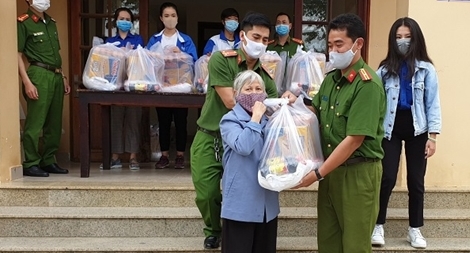 Công an phường góp tiền mua quà tặng người nghèo ở Đà Lạt