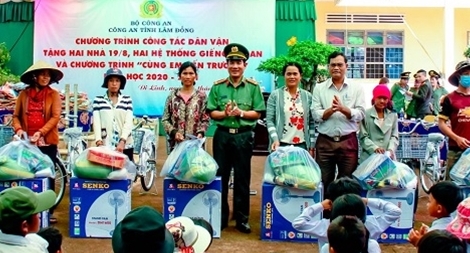 Công an Lâm Đồng tặng nhà, giếng khoan cho người dân xã anh hùng
