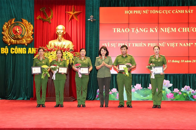 Hội Phụ nữ Tổng cục Cảnh sát mít tinh kỷ niệm Ngày thành lập Hội Liên hiệp Phụ nữ Việt Nam - Ảnh minh hoạ 4