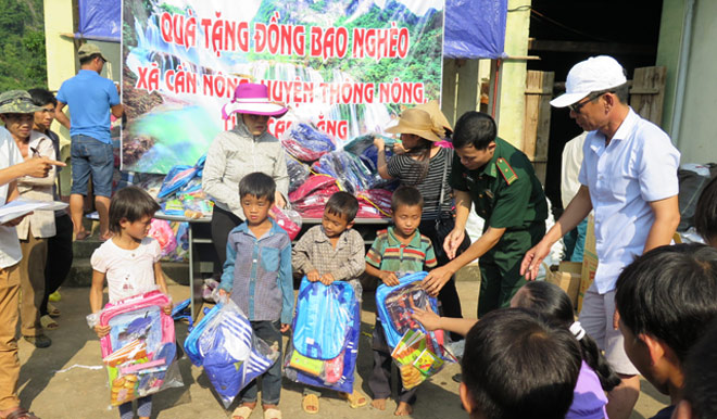 Tặng quà trị giá gần 100 triệu cho đồng bào nghèo và học sinh Cao Bằng