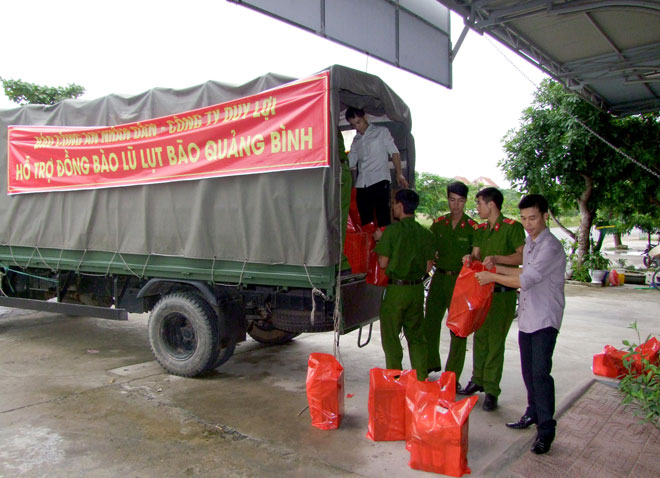 Báo CAND và Công ty Duy Lợi tiếp tục ủng hộ đồng bào vùng bão lũ Quảng Bình