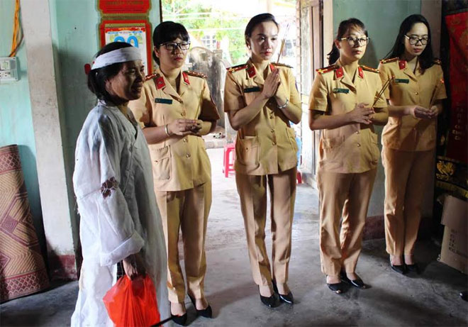 Nữ Cảnh sát Giao thông trao quà hỗ trợ phụ nữ khó khăn ngày 20-10 - Ảnh minh hoạ 3