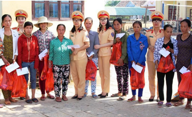 Nữ Cảnh sát Giao thông trao quà hỗ trợ phụ nữ khó khăn ngày 20-10 - Ảnh minh hoạ 4