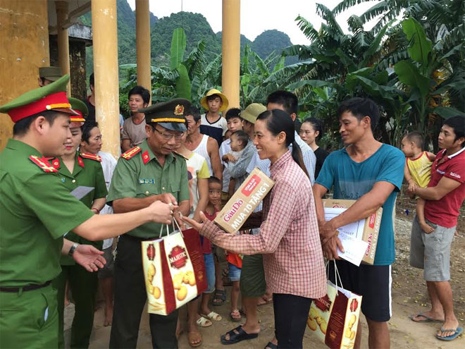 Học viện CSND và lớp liên thông Công an Quảng Bình trao quà cho người dân vùng lũ
