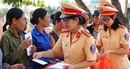 Nữ Cảnh sát Giao thông trao quà hỗ trợ phụ nữ khó khăn ngày 20-10