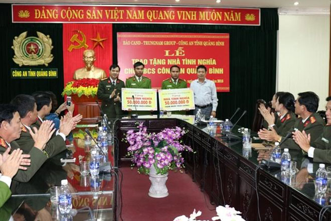 Trao tiền hỗ trợ nhà ở cho cán bộ, chiến sỹ Công an Hà Tĩnh, Quảng Bình