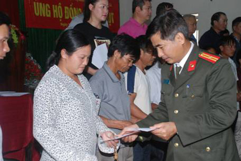 Hỗ trợ người dân vùng lũ Nghệ An và Hà Tĩnh 620 triệu đồng