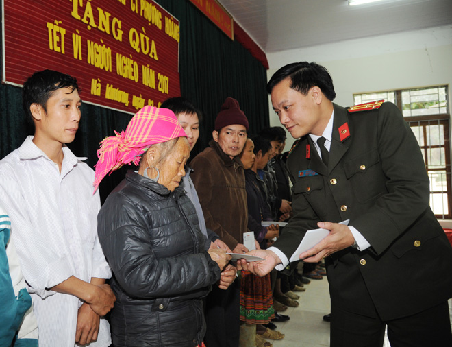 Chương trình Tết vì người nghèo Báo CAND mang xuân sớm đến với người nghèo tại Hà Giang