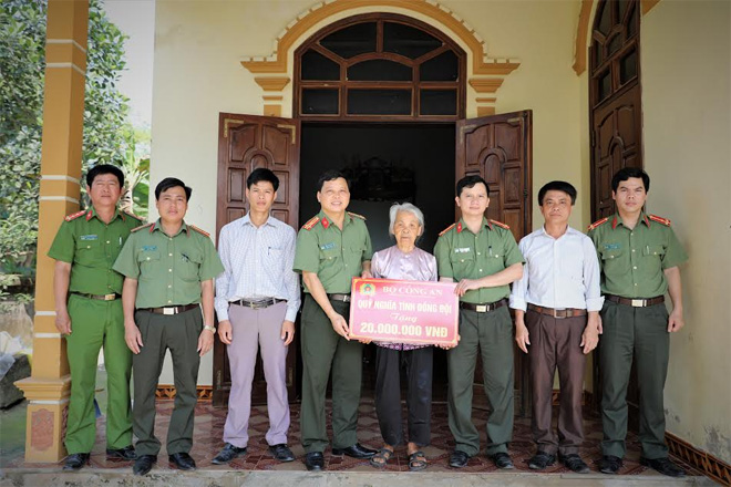 Công an Hà Tĩnh tặng quà cho thân nhân liệt sỹ tại địa bàn huyện Hương Sơn - Ảnh minh hoạ 2