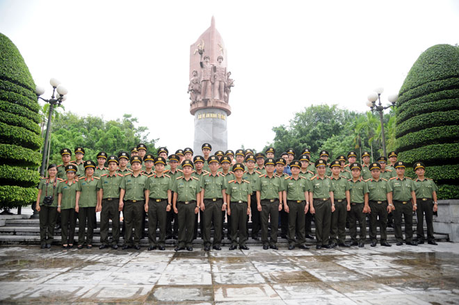 Đoàn đại biểu Cục Tổ chức cán bộ về nguồn tại Tuyên Quang