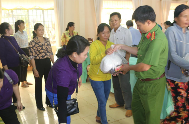 Công an huyện Lộc Ninh tặng quà cho đồng bào nghèo nơi biên giới - Ảnh minh hoạ 3