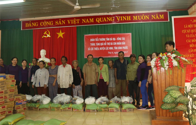 Công an huyện Lộc Ninh tặng quà cho đồng bào nghèo nơi biên giới - Ảnh minh hoạ 2